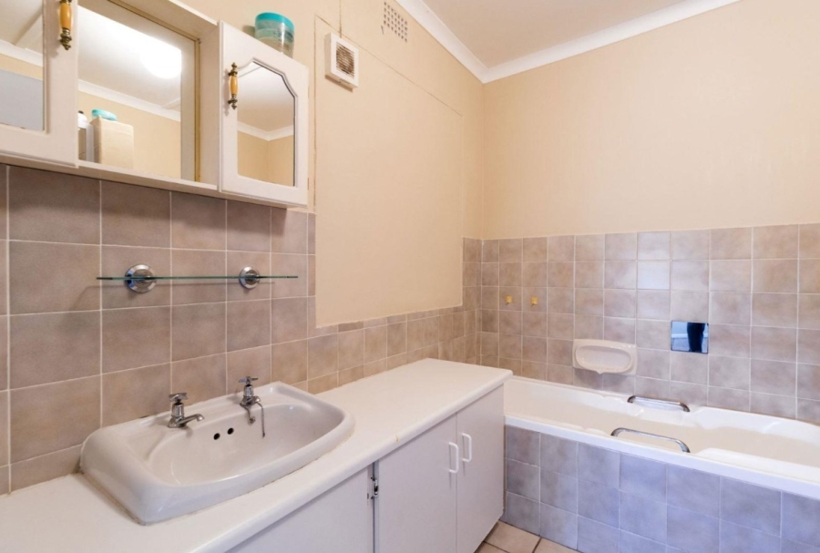 8 Bedroom Property for Sale in Middedorp Western Cape